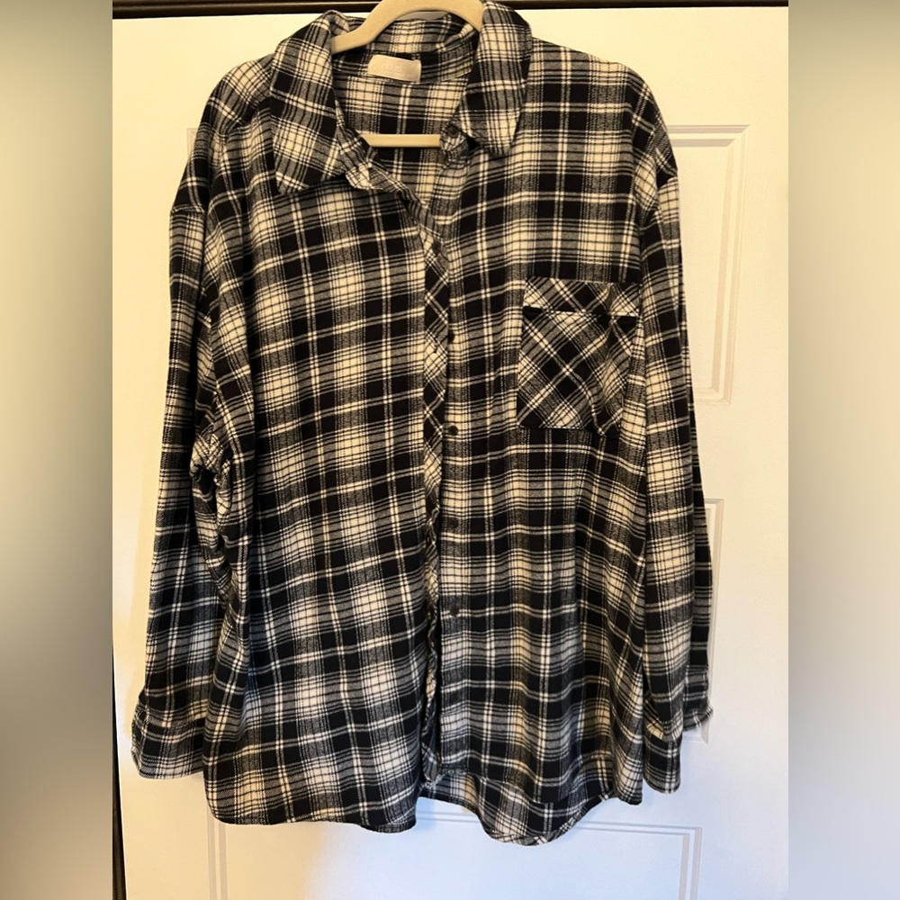 NUUDS boyfriend flannel in Bone/Black. New condition